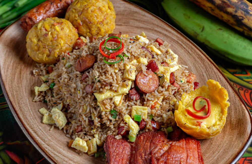 Chaufa + 2 bolas de tacacho + cecina + chorizo