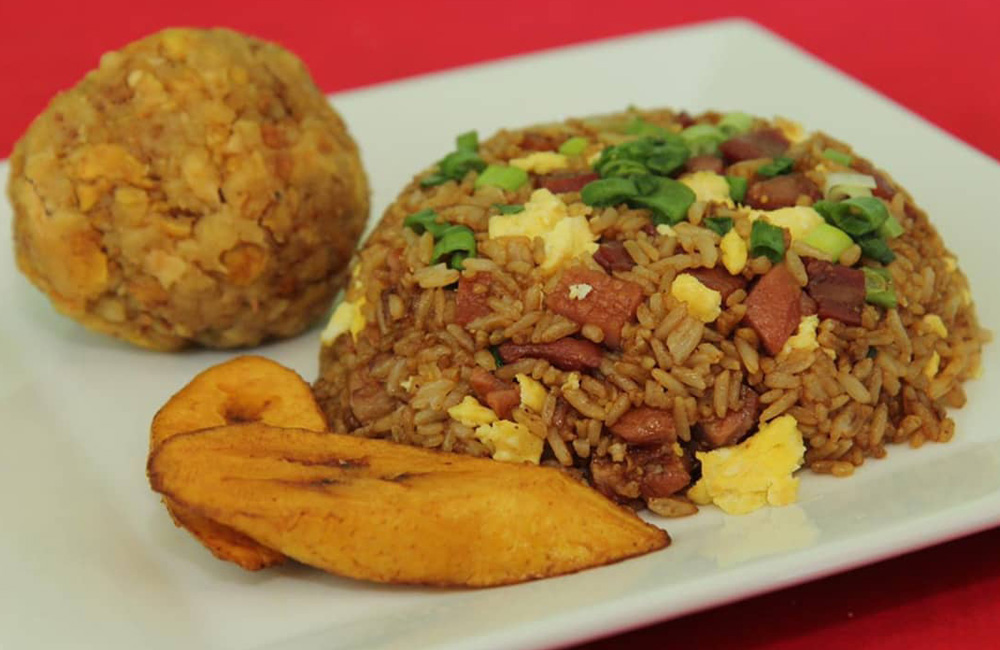 Chaufa + plátano frito + tacacho